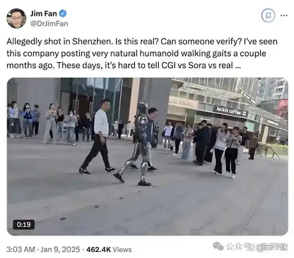 国产人形机器人街边溜达爆火海外：自然步态大步流星如模特T台秀