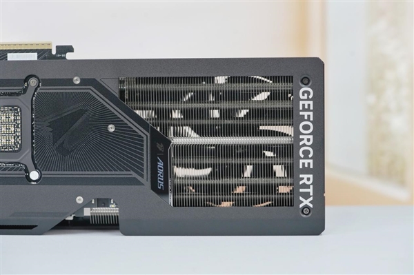 自带炫酷色彩！技嘉RTX 5070 MASTER显卡图赏