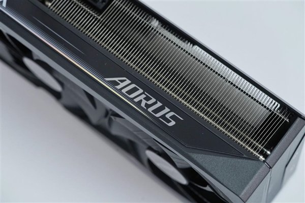 自带炫酷色彩！技嘉RTX 5070 MASTER显卡图赏