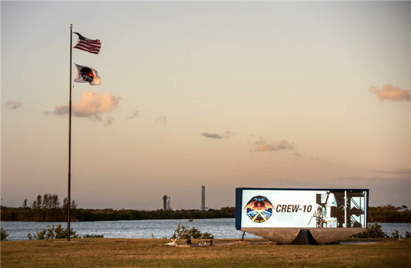 SpaceX飞龙船准备起飞！滞留太空9个月的美国两名宇航员 终于要回家了