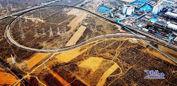 足足2.6公里！震撼航拍中国最长的火车