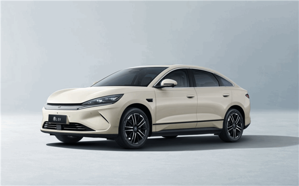 半价特斯拉Model 3国产平替选手！比亚迪秦L EV上市：11.98万起