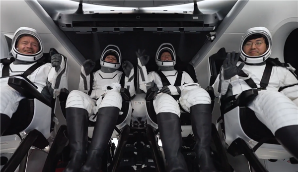 人类首次！SpaceX载人绕飞地球两极任务结束 机组成功返回地球