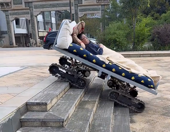 随时补觉！印度一男子驾驶“床改车”上路行驶引围观