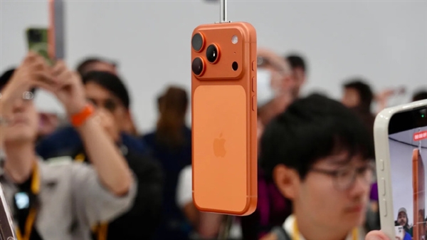 苹果的牙膏“挤爆了”！小米卢伟冰锐评iPhone 17：Air非常惊艳 Pro辨识度拉满