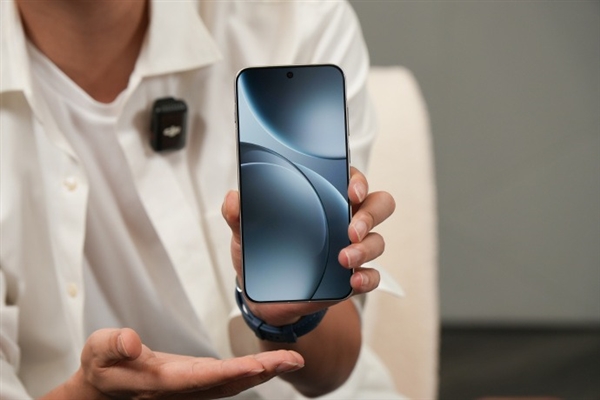 超越iPhone 17!OPPO Find X9系列真机提前看:最窄物理四等边
