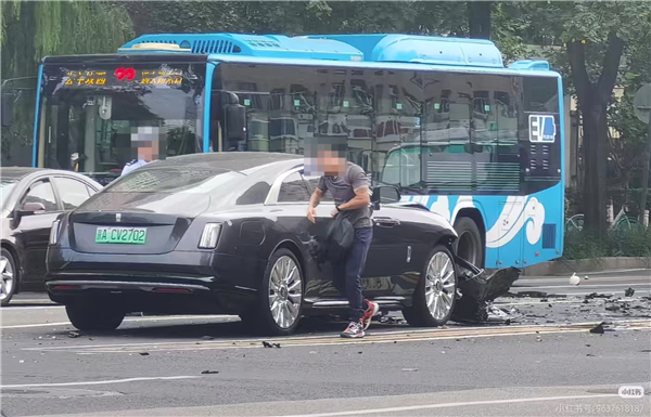 陈震劳斯莱斯车祸致歉后再发声：一定会公布行车记录仪内容