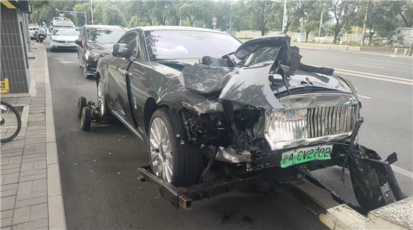 陈震劳斯莱斯车祸致歉后再发声：一定会公布行车记录仪内容