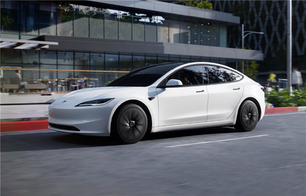 外观、配置全公布!特斯拉正式发布廉价版Model 3/Y 铁粉吐槽:价格太失望了