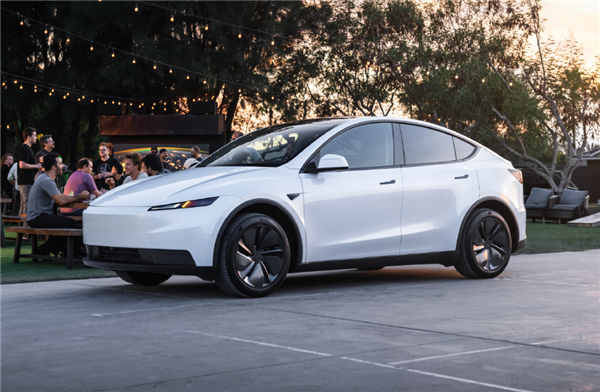 外观、配置全公布!特斯拉正式发布廉价版Model 3/Y 铁粉吐槽:价格太失望了