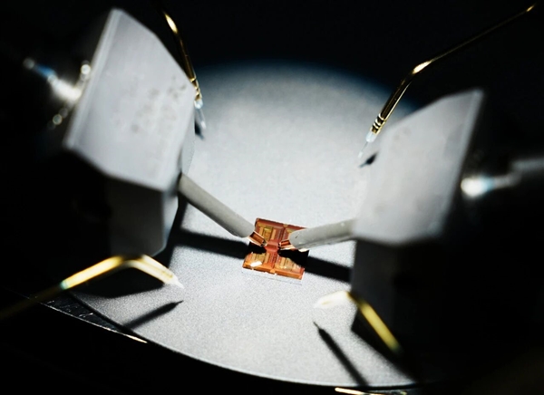 碾压传统闪存!我国研发全球首个二维-硅基混合架构闪存芯片