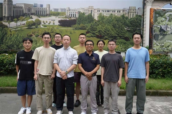 碾压传统闪存!我国研发全球首个二维-硅基混合架构闪存芯片