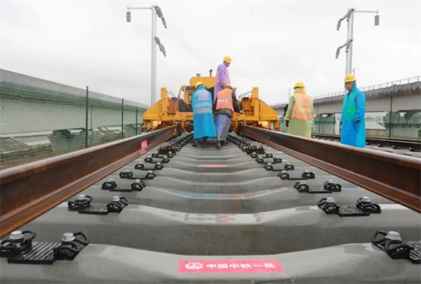 西康高铁全线铺轨正式启动 全线桥隧比高达94%