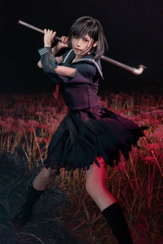 《寂静岭f》女主COS！裙子破损手拎水管