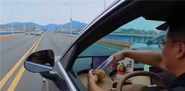 双手脱离方向盘大吃大喝 男子买新车晒智驾被交警找上门