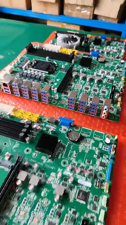 神奇主板竟然有36个USB接口！可惜是Intel老平台 还都是USB-A