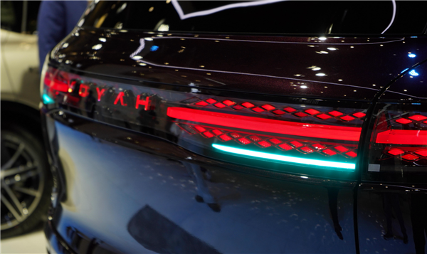 国产豪华旗舰SUV新王炸！岚图旗舰泰山亮相郑州国际车展