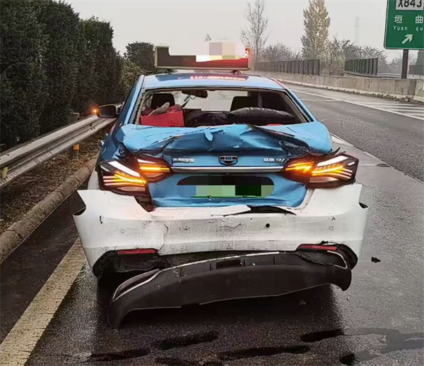 出租车错过高速出口急刹减速 载54人大客车陷险境！