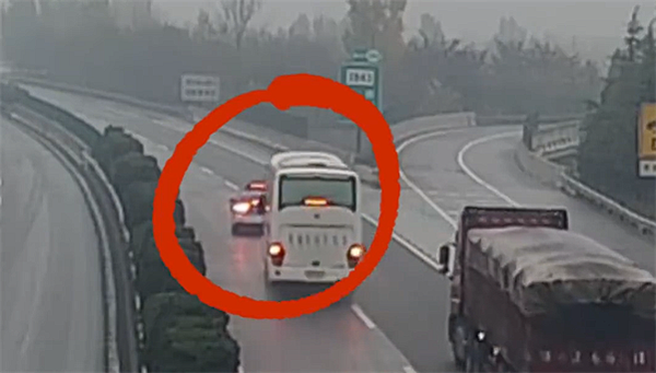 出租车错过高速出口急刹减速 载54人大客车陷险境!