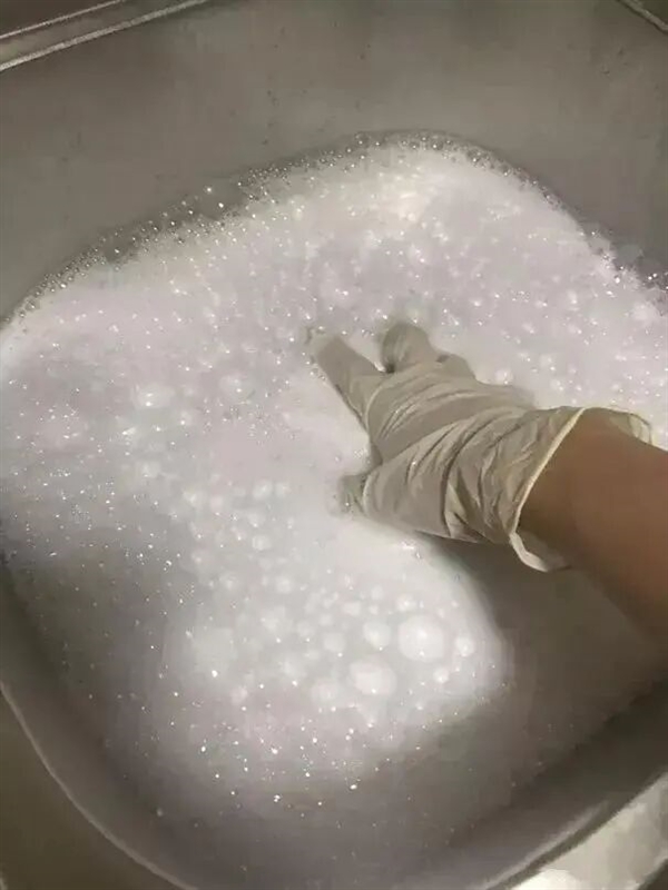 爱尔兰村庄出现罕见“泡沫雪” 像是洗洁精被打翻了