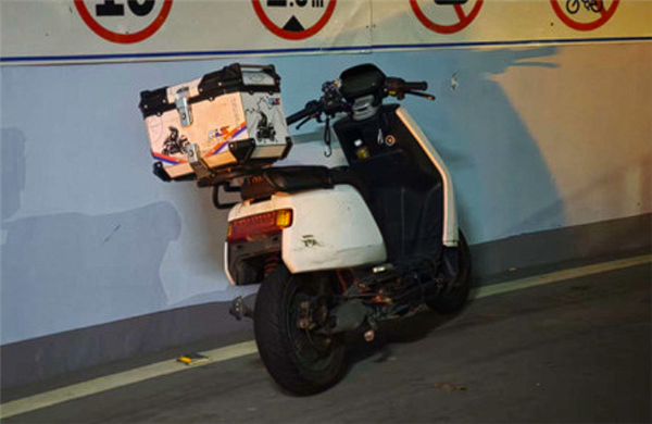 外卖小哥坚称被汽车大灯晃眼追到地库叫骂还报警:自己栽了