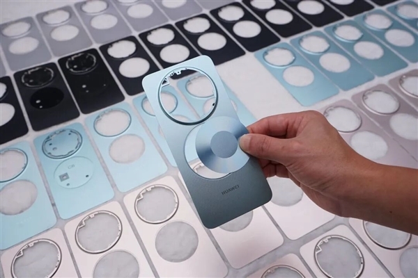 华为Mate 80 Pro Max拆解出炉：后壳整块铝合金CNC打造 主板集成度超高